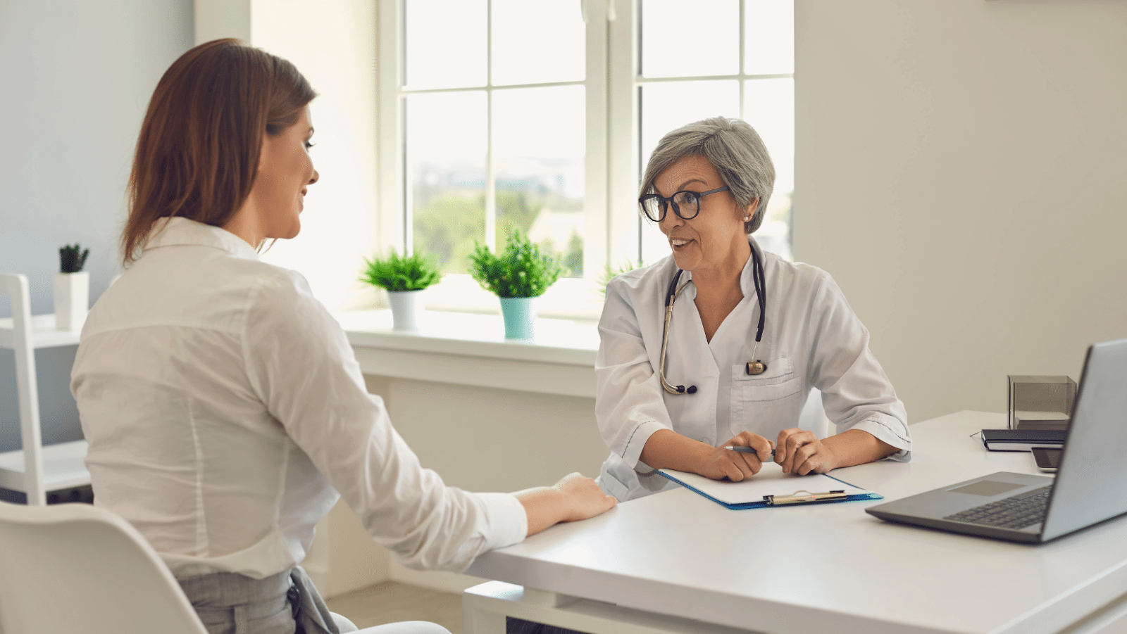 Software for healthcare has several advantages over traditional paper-based records, but the biggest draw is cost savings and increased efficiency.